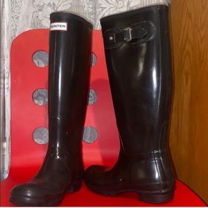 Glossy classic black women’s hunter boots.